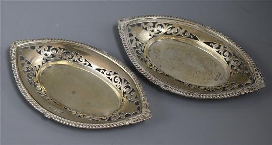 A pair of Edwardian silver navette shaped bon bon dishes, Birmingham 1904, 5.5 oz.